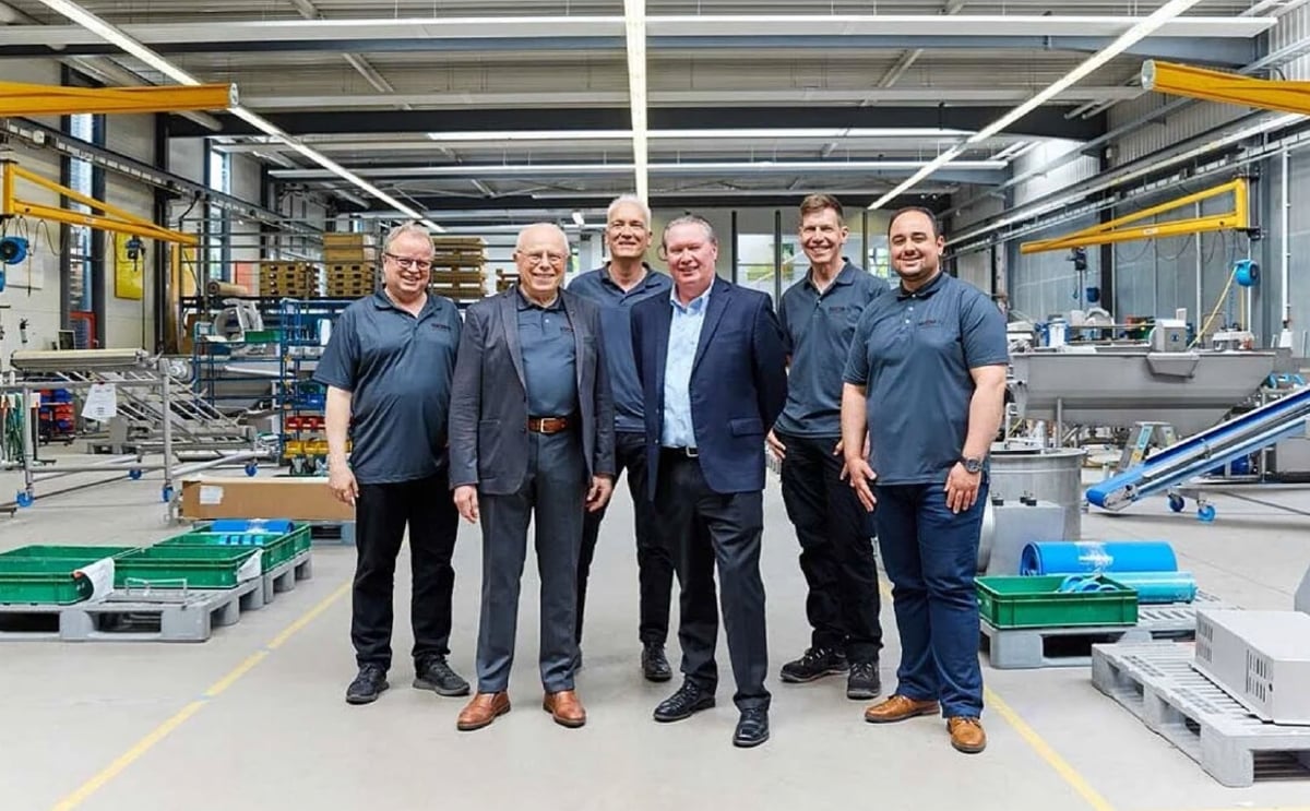 Kronen team photo in production facility