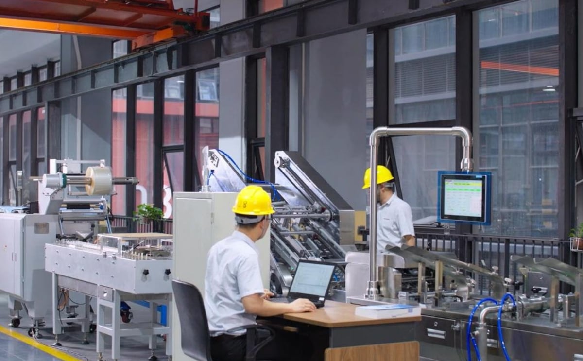 Operator with automated line